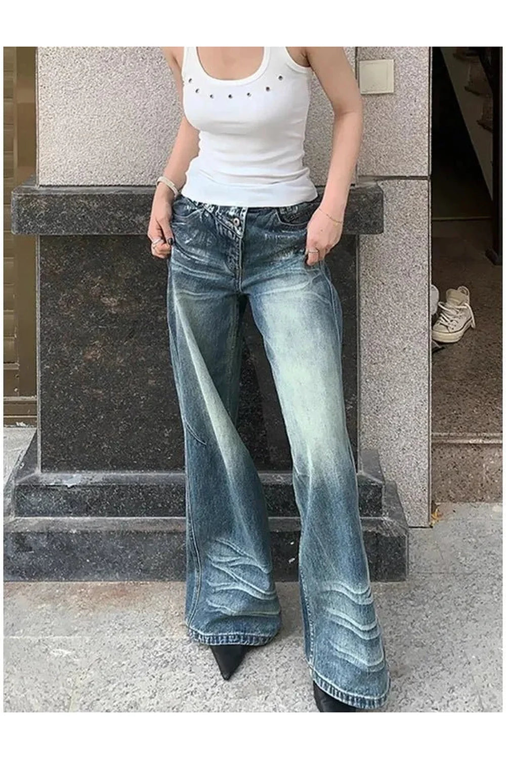Vintage tarzıyla göz alıcı geniş paça kot pantolon.