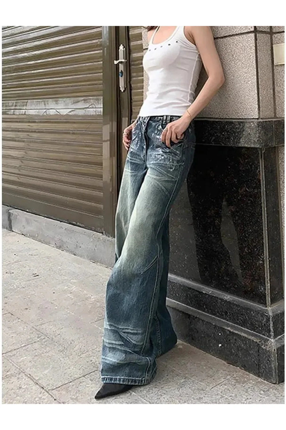 Vintage tarzıyla dikkat çeken soluk renkli geniş paçalı kot.