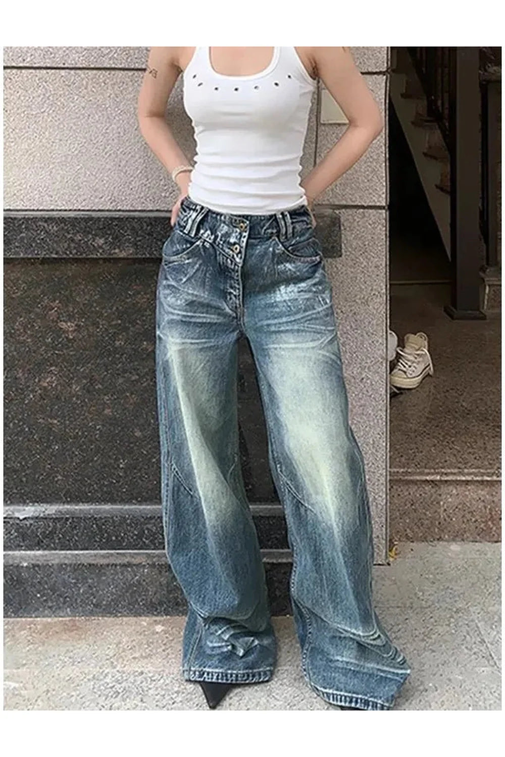 Vintage tarzıyla öne çıkan geniş paçalı kot pantolon.