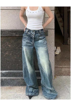 Vintage tarzıyla öne çıkan geniş paçalı kot pantolon.