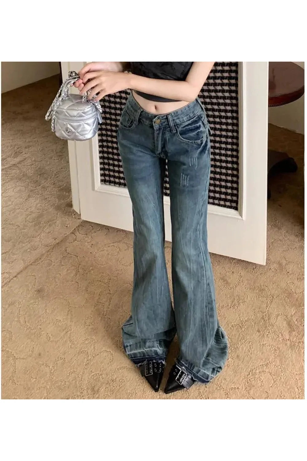 Vintage tarzıyla öne çıkan ispanyol paça denim kot.