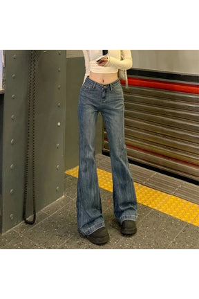 Vintage tarzı ispanyol paça kesim denim kot.
