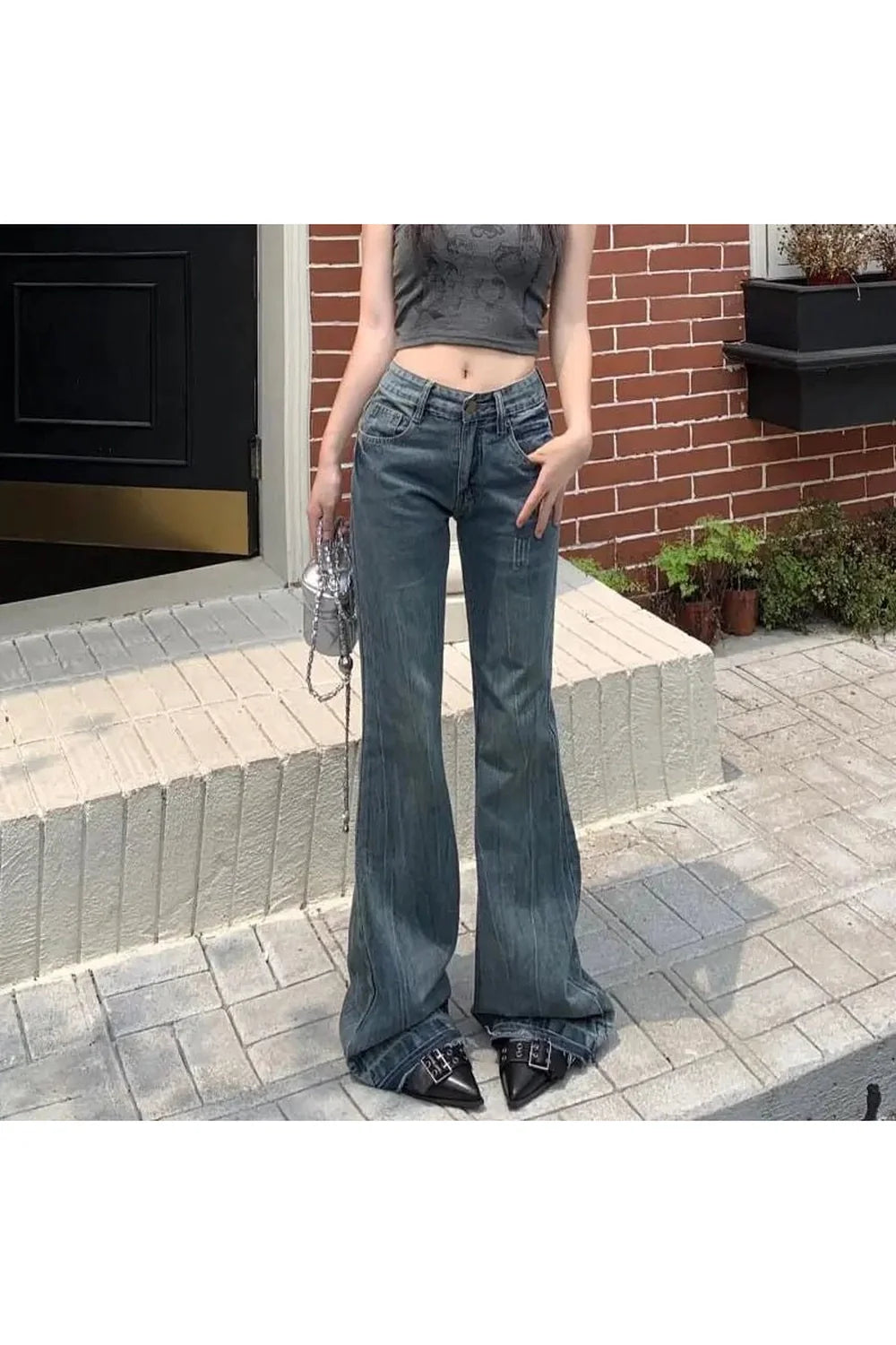 Vintage tarzıyla dikkat çeken ispanyol paça kesim denim kot.