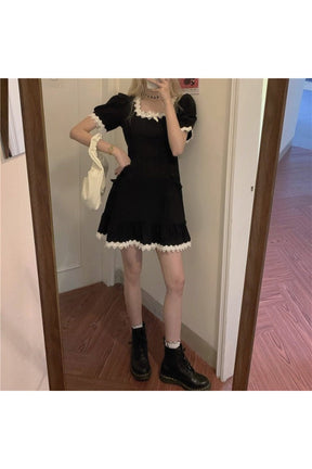 Vintage Gotik tarzında siyah fırfırlı elbise, eski çağları yansıtıyor.