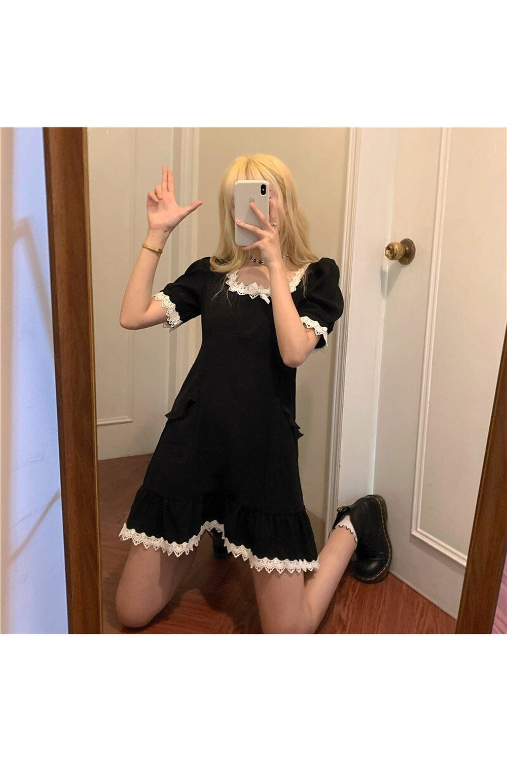 Vintage Gotik tarzındaki siyah fırfırlı elbise, benzersiz ve şık.