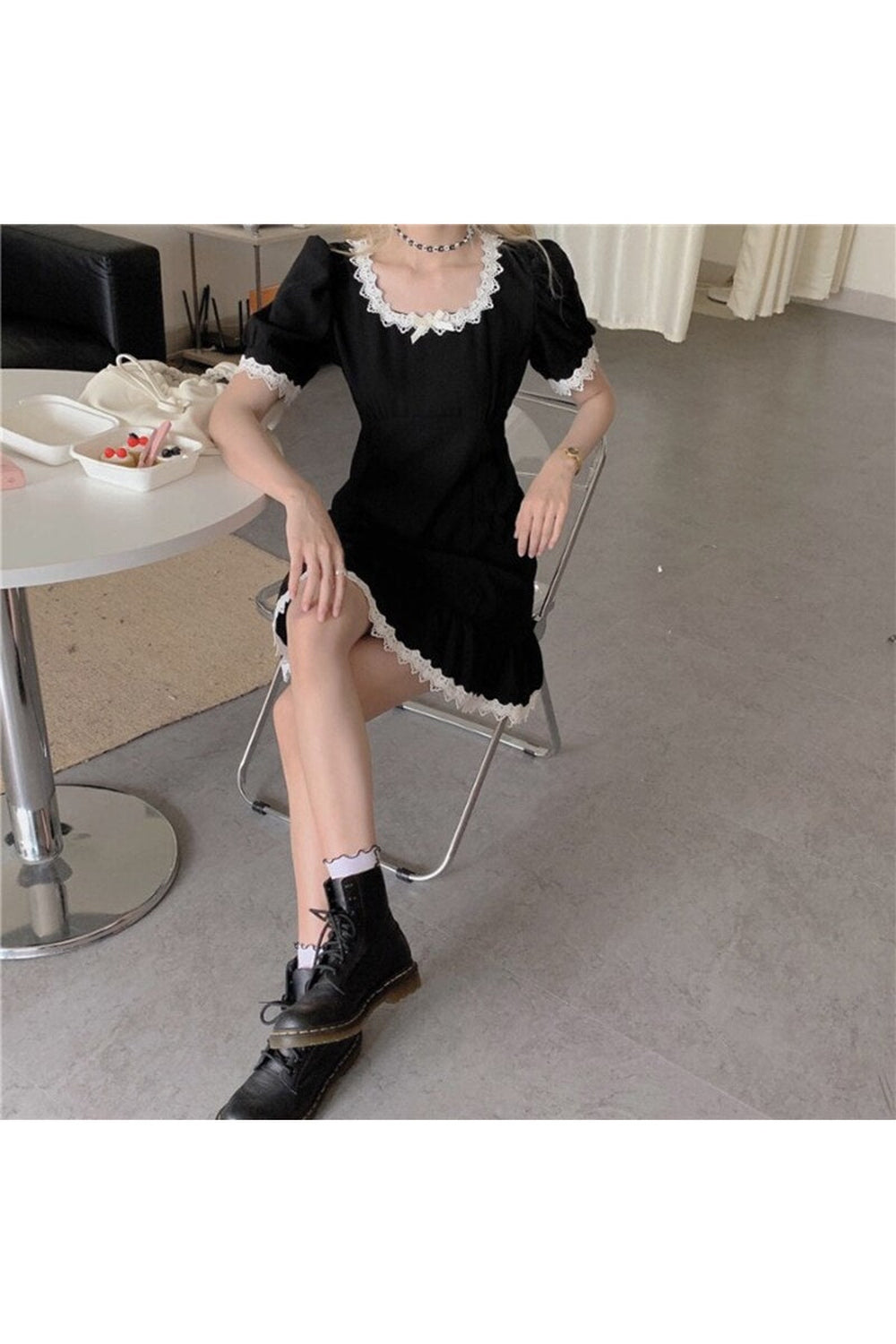 Gotik tarzı yansıtan siyah fırfırlı elbise modeli.