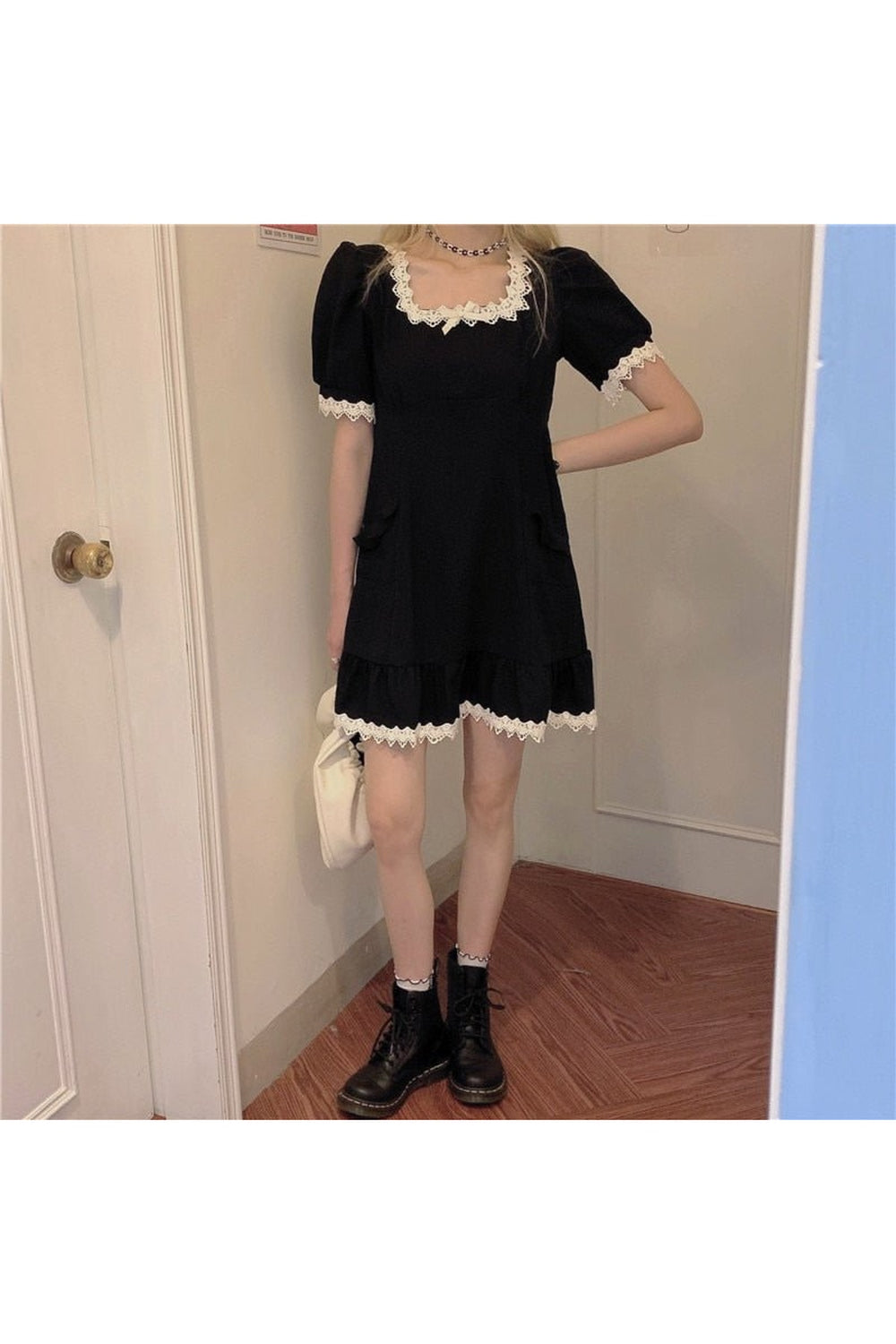 Gotik tarzında siyah renkli fırfırlı elbise vintage detaylarla.