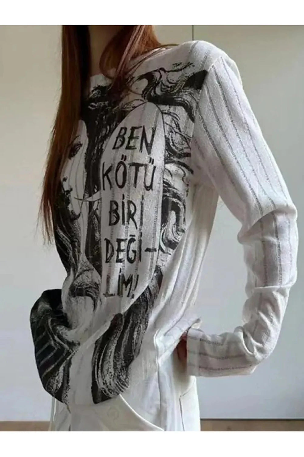 Vintage tarzı grafik desenli uzun kollu tişört.