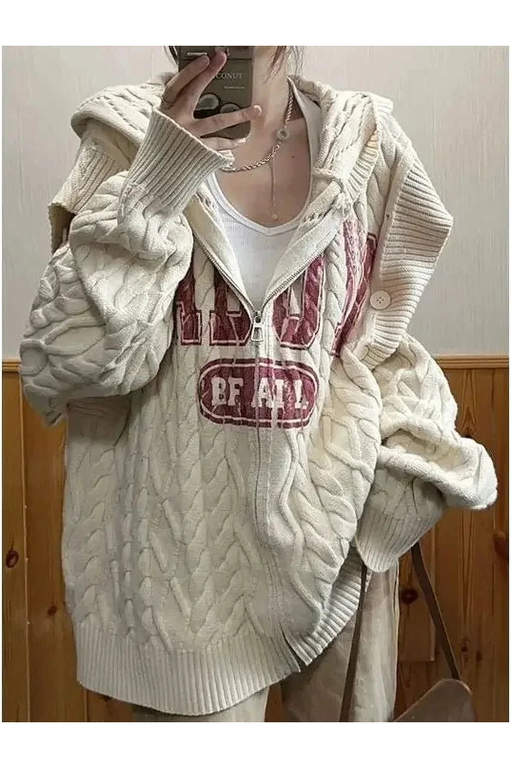 Vintage tarzda düşük omuz detayı ve fermuarı olan örgü kazak.
