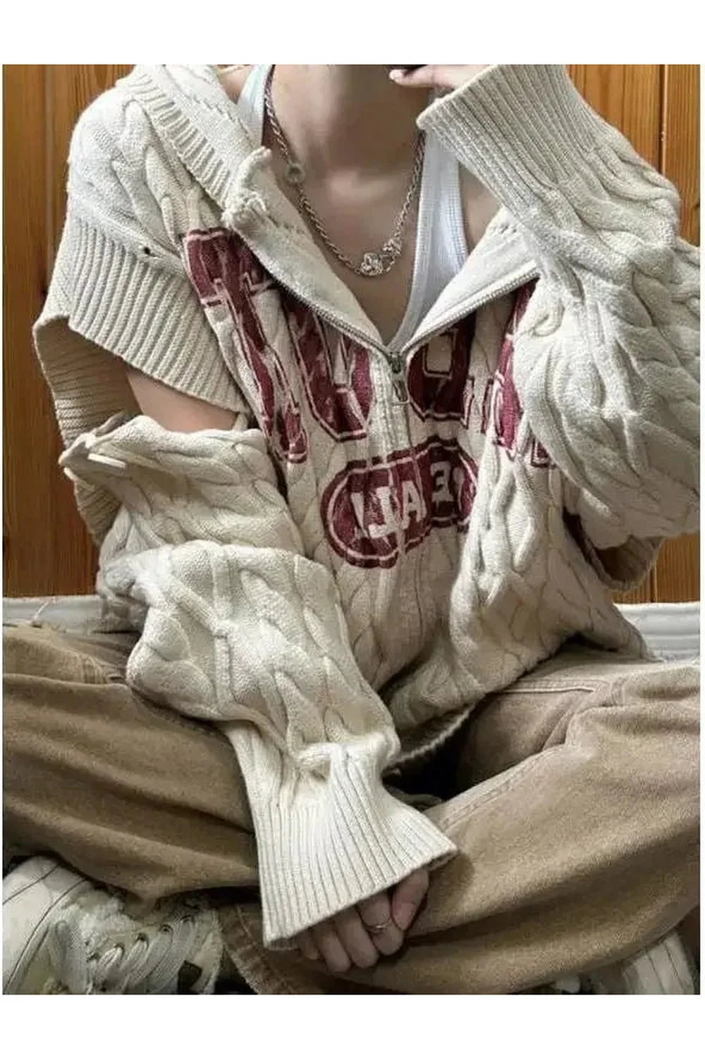 Vintage tarzında düşük omuz detaylı el örgüsü ve fermuar detaylı kazak.