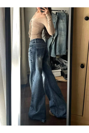Sonbahar esintilerini yansıtan vintage tarzında kot pantolon.