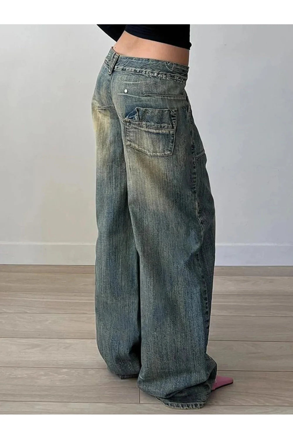 Sonbaharın doğal tonlarını yansıtan vintage tarz kot pantolon.