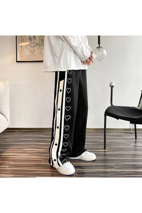 Geniş paça kesimine sahip, rahat ve oversize eşofman altı.