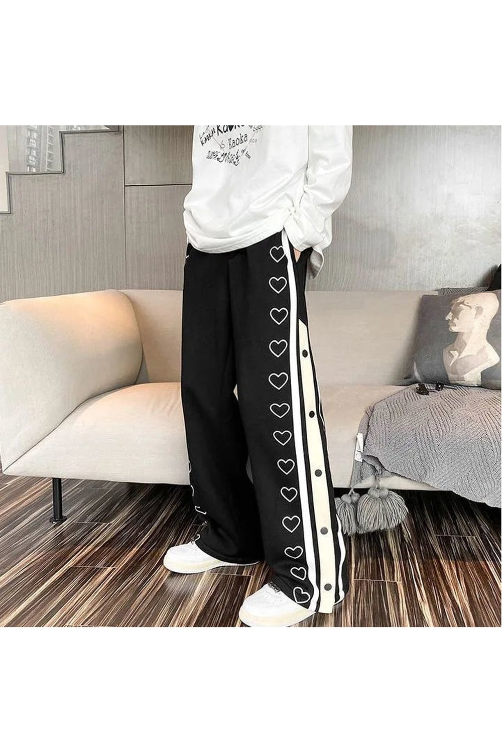 Geniş paça ve bol kesim eşofman altı. Trendy ve rahat bir stil.
