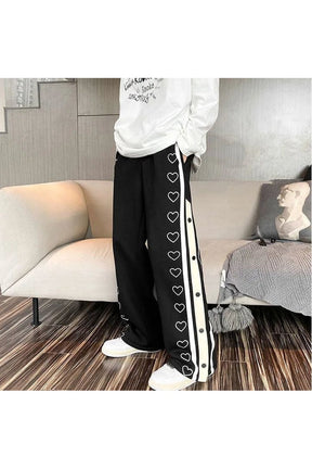 Geniş paça ve bol kesim eşofman altı. Trendy ve rahat bir stil.