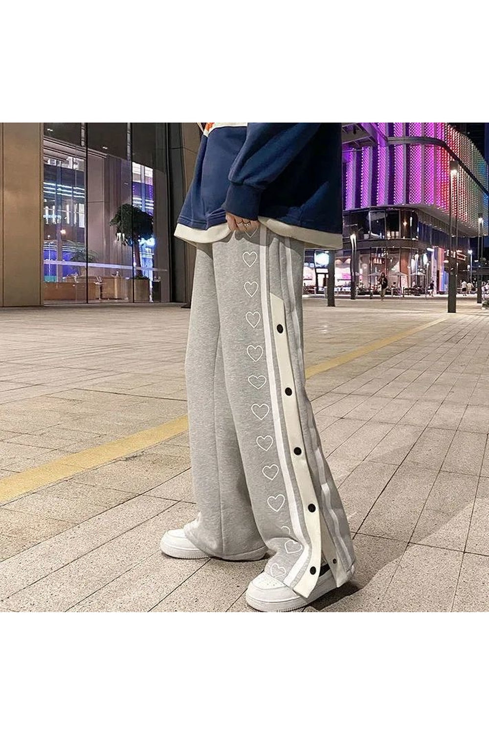 Geniş paça oversize eşofman altı, rahat ve trendy.