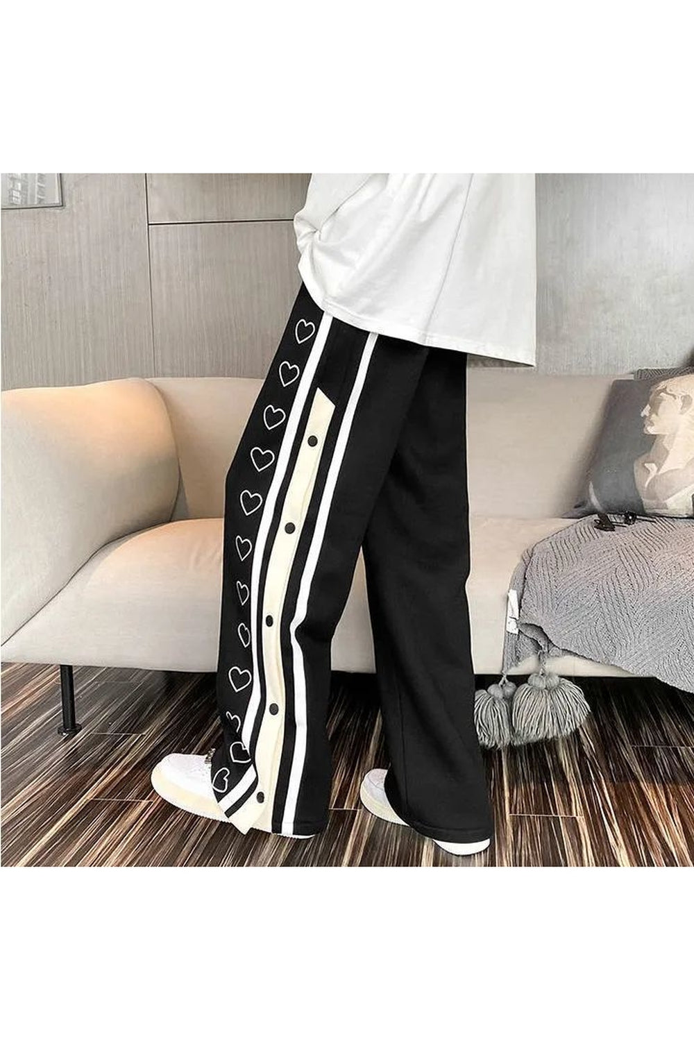 Geniş paça ve rahat kesimiyle modern tarz.