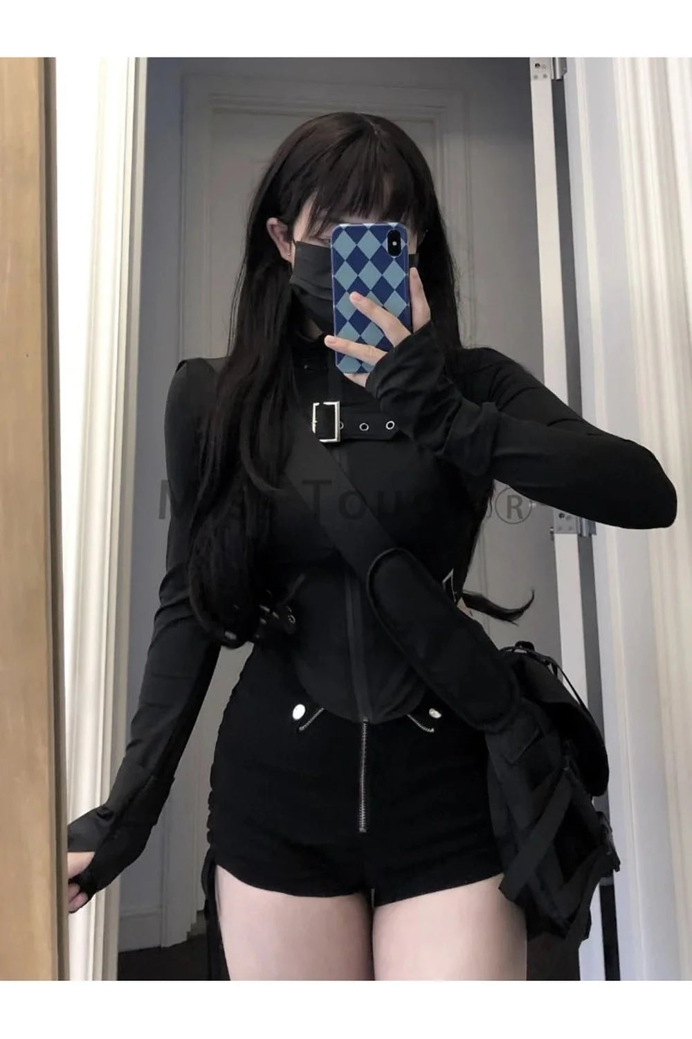 Gotik tarzını modernize eden Y2K Gotik iki Parça Takım.