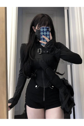 Gotik tarzını modernize eden Y2K Gotik iki Parça Takım.