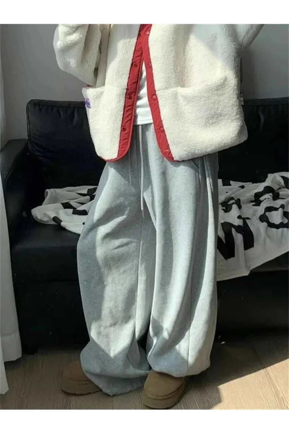 Sarı polar astarlı eşofman altı, sıcacık kış günlerinde ideal.